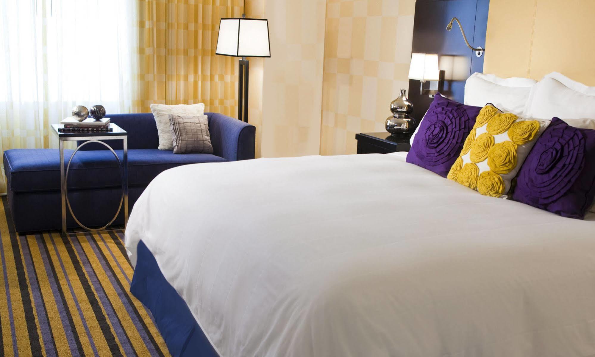 The Baronette Renaissance Detroit-Novi Hotel Zewnętrze zdjęcie